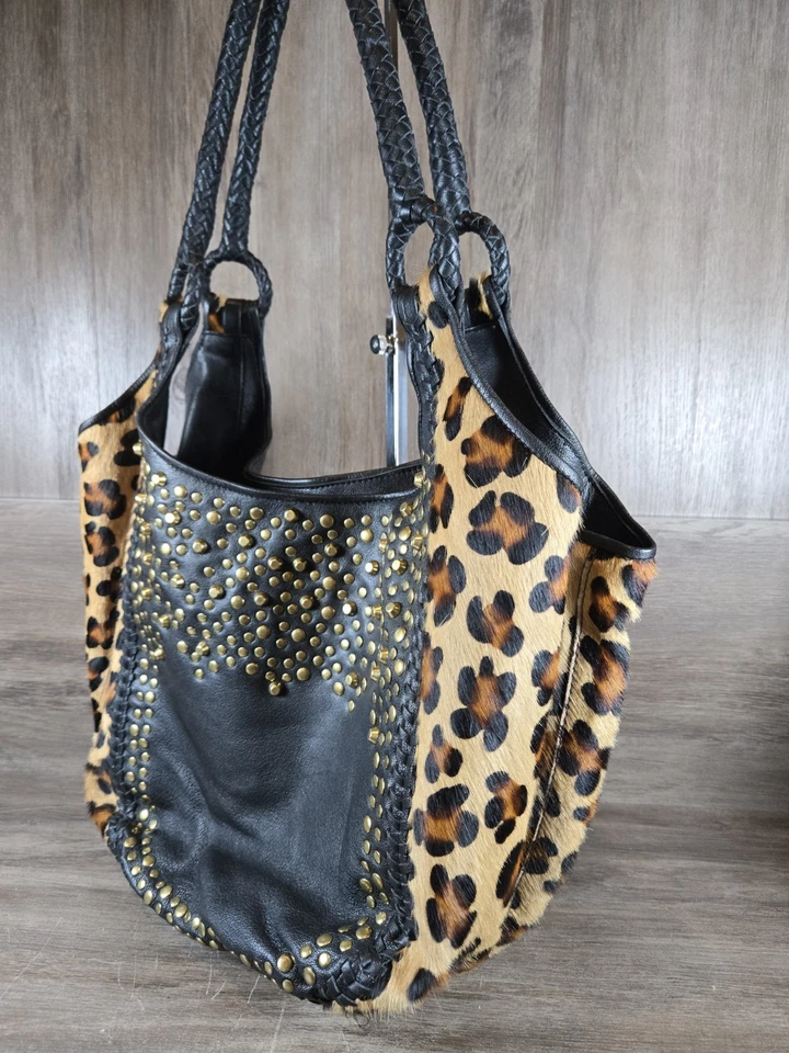 Bolso de Hombro Grande Clever Carraige Company Leopardo Cuero Negro Tachonado Foto 2 de 4