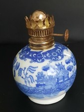ANCIENNE LAMPE A HUILE A DECOR ASIATIQUE