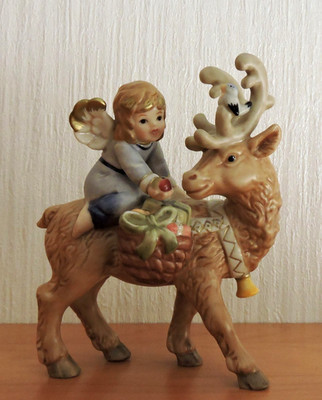 Goebel  Engel auf Rentier mit Geschenken ''Für Dich''