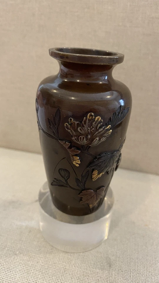 Jarrón antiguo japonés mezclado de metal con incrustaciones de pájaros y flores pequeño de bronce Meiji Foto 3 de 4