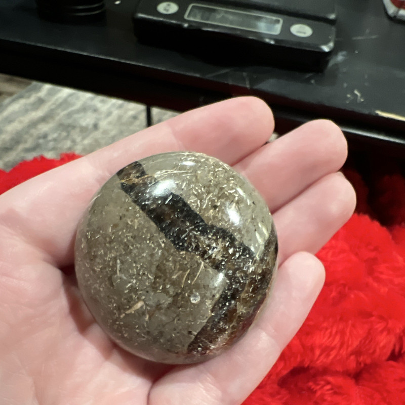 Polished Crystal/Mineral palm stone Ball Dark Banding UV Reactive 91g Septerian 
