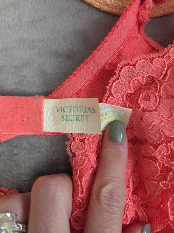 Sujetadores brillantes acolchados de encaje con etiqueta dorada Victoria's Secret vintage 4 36C años 90 Foto 4 de 4