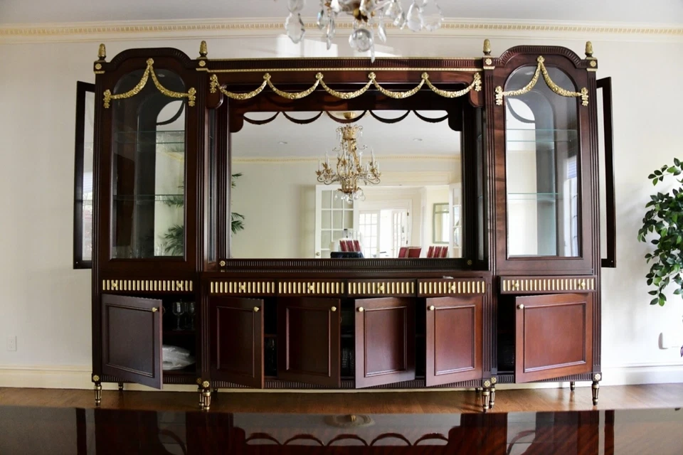 Vitrina China frontal iluminada de caoba personalizada con estilo Regency dorado Foto 2 de 4