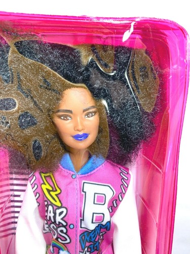 Neu in Verpackung Barbie Fashionista Puppe #156 AA mit Afro und lila Lippenstift im Reißverschlussetui - Bild 1 von 5