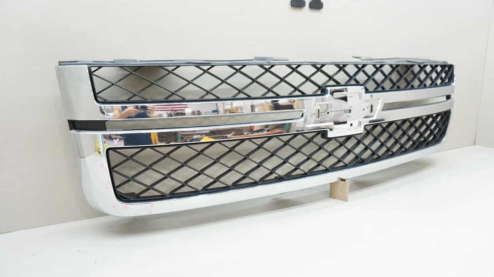 2007-2014 CHEVROLET SILVERADO 2500HD 3500HD FRONT RADIATOR GRILLE 831144196 OEM - Image 2 of 4