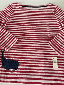 camiseta roja y blanca a rayas