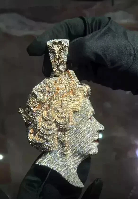 Кулон королевы Елизаветы из настоящего муассанита 4 карата покрытие желтым золотом 14 карат серебро -78 мм - Изображение 4 из 4