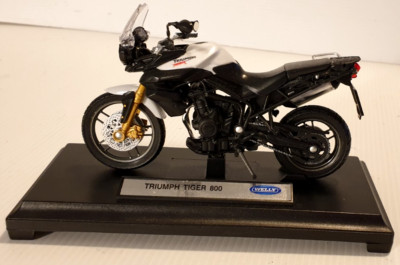 TRIUMPH TIGER 800 1:18 Scale Diecast Motorcycle Model on Stand by