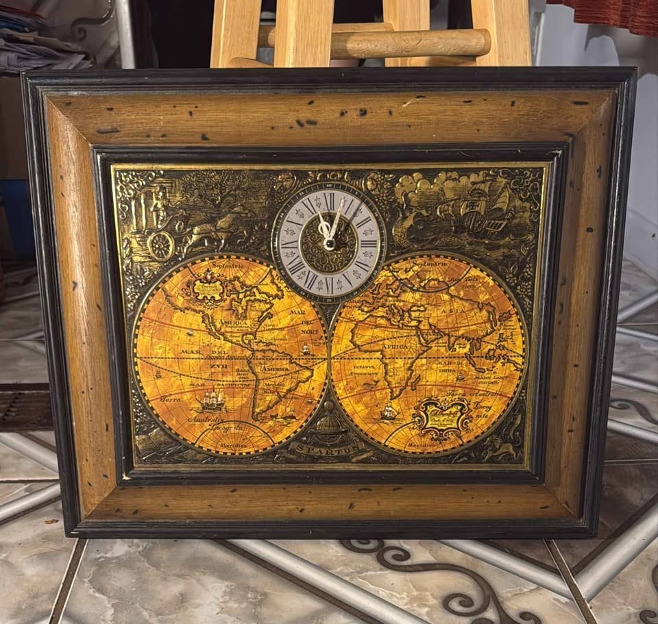 Spartus Vintage Wall Clock with World Map and Wooden Frame. 19x16