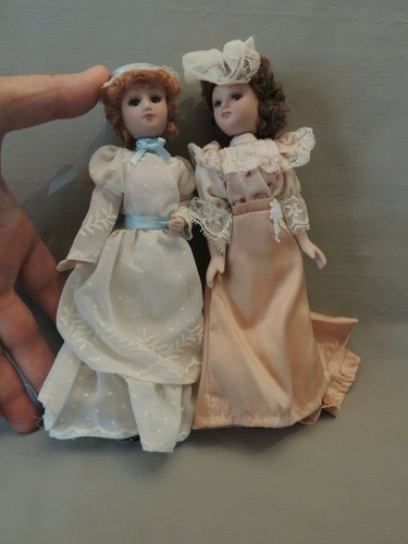 2 Collectible porcelain small dolls 20cm with very nice dresses - Picture 9 of 9