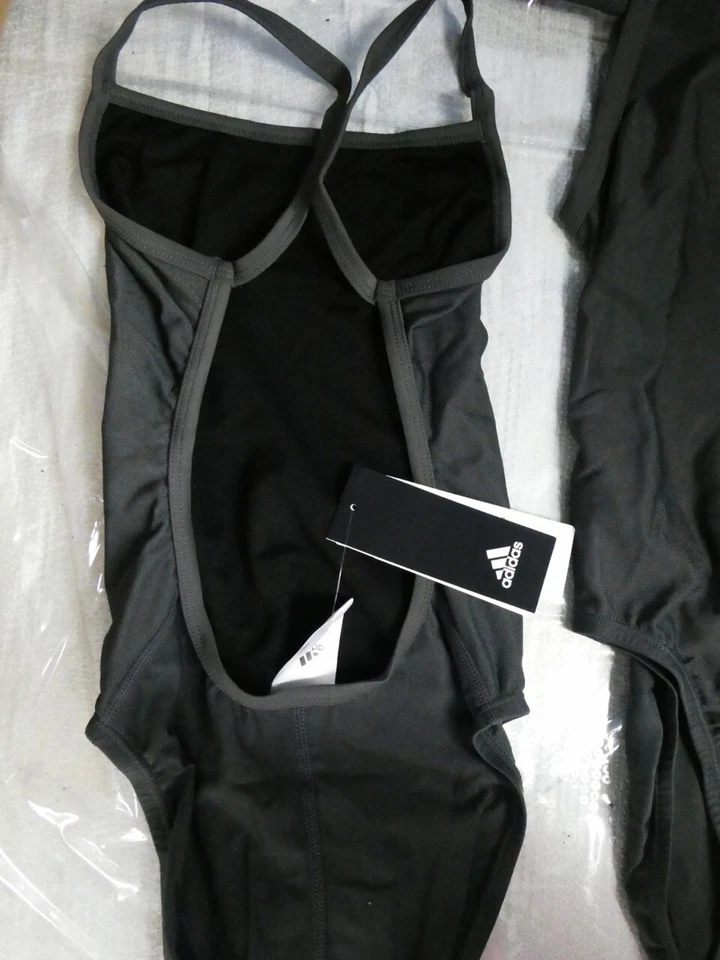 Traje de baño Adidas Infinitex gris de una pieza a rayas azules Foto 2 de 3