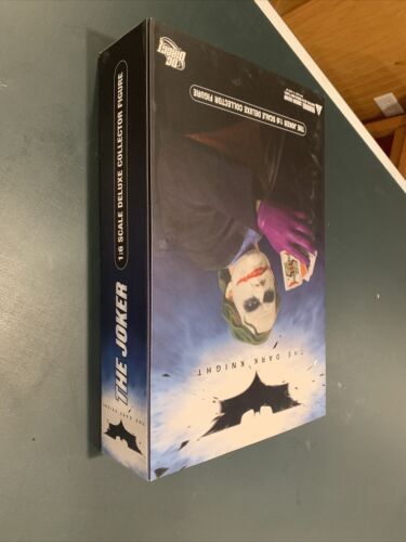DC Direct THE JOKER El Caballero Oscuro Figura Muñeca Libro de Salud Nuevo en Caja Raro - Imagen 4 de 9