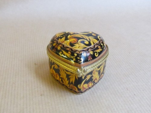 PORCELAIN HEART SHAPED PILL/TRINKET BOX WITH GILT METAL MOUNTS (Ref8698) - Picture 2 of 7