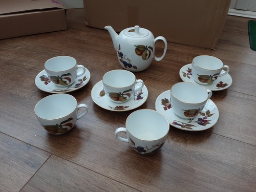 Royal Worcester Evesham Teapot, Cups andSaucers - Picture 1 of 7