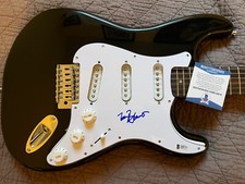 TONY BENNETT SIGNED STRAT GUITAR AUTOGRAPH AUTOGRAPHED w/BECKETT COA *PROOF PIC*