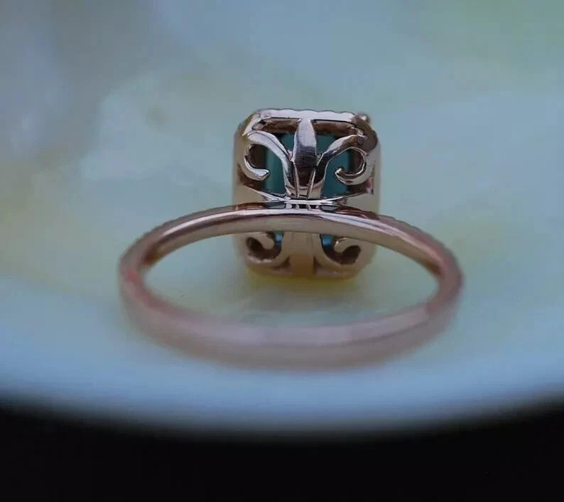 Anillo de mujer con topacio azul Londres de 2,5 quilates corte cojín creado en laboratorio enchapado en oro rosa de 14 quilates Foto 3 de 4