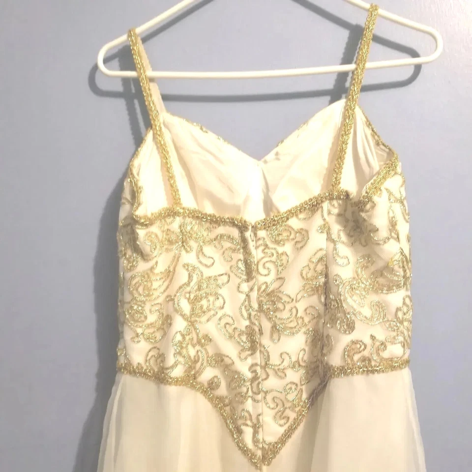 Vestido de mujer talla 10, color perla con dorado. Usado como nuevo. Foto 4 de 4
