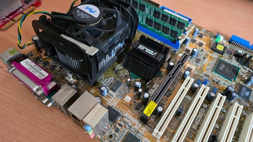 ASUS P4C800-E Deluxe mainboard + Intel Pentium 4 + 2GB RAM + Radeon 9250 VGA - Afbeelding 14 van 23