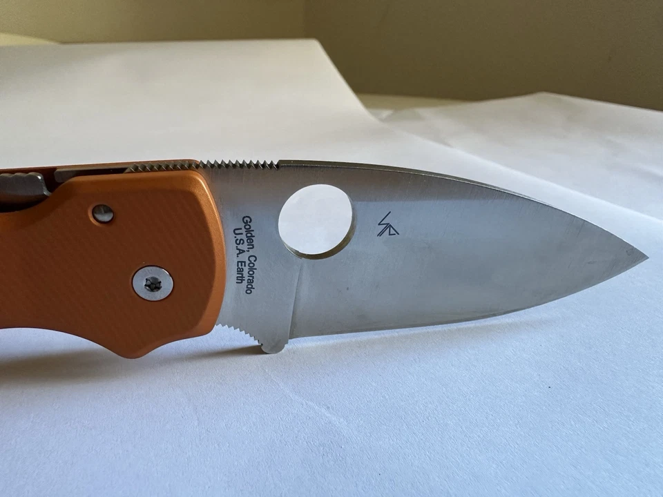 Spyderco Shaman M4 BHQ Exclusivo C229MPM4 - Naranja AWT Escalas Foto 4 de 4