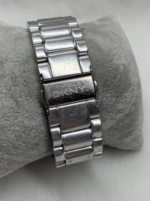 Ladies DKNY NY-8262 Silver Tone Chronograph Quartz Date Watch New Battery - Image 4 of 4