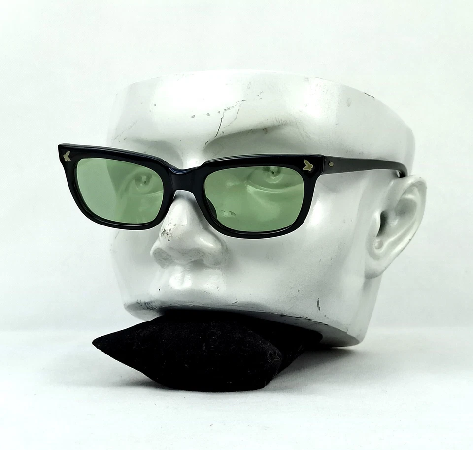 GAFAS DE SOL CUADRADAS NEGRAS RARAS DISEÑO HONG KONG VINTAGE UNISEX AÑOS 50 COMO NUEVAS Foto 3 de 4