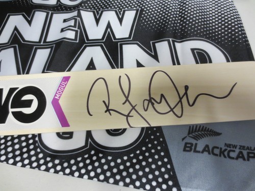 Martin Guptill (New Zealand) signed Kookaburra Mini Cricket Bat +COA & Proof - Picture 7 of 12