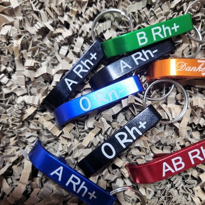 1-10 Schlüsselanhänger  mit Blutgruppe Rh-Faktor. Personalisierbar für A, B, AB