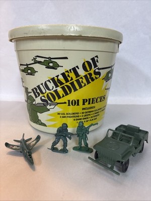 VINTAGE Bucket of Soldiers 101 Pieces (109 Pieces) Action Figures
