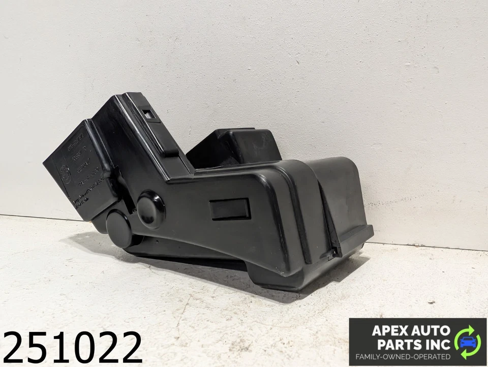 OEM 2005 BMW 745i 4.4L B+ TERMINAL POINT ENGINE COMPARTMENT - Image 3 of 4