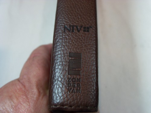 NIV, Thinline Bible, Leathersoft, Brown/Tan, Red Letter, Comfort Print - Picture 5 of 6