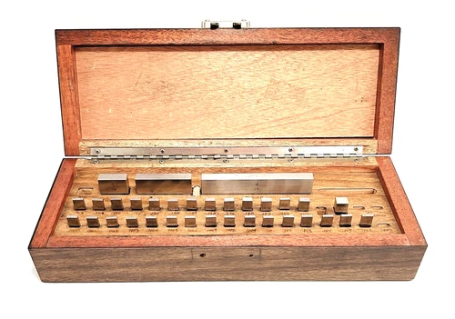 MITUTOYO GAGE BLOCK SET (33pcs) Size Range .10005"-4.000” GOOD COND. Japan
