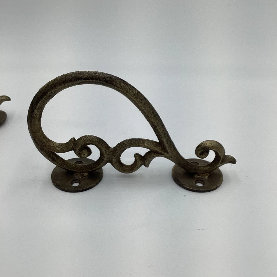 Juego de 5 ganchos de pared de hierro fundido con acabado bronce para cortinas de desplazamiento ornamentadas Foto 2 de 4