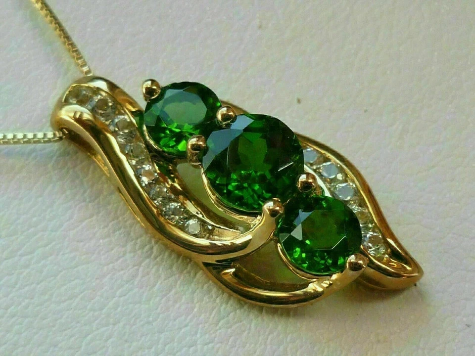 Colgante redondo de diamantes y esmeraldas creado en laboratorio de 2,20 quilates con cadena de oro amarillo de 14 quilates Foto 2 de 4