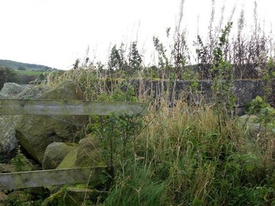 Foto A3 Eine unbekannte Betonkonstruktion Elrick \/NJ8206 An einer Ecke o c2017
