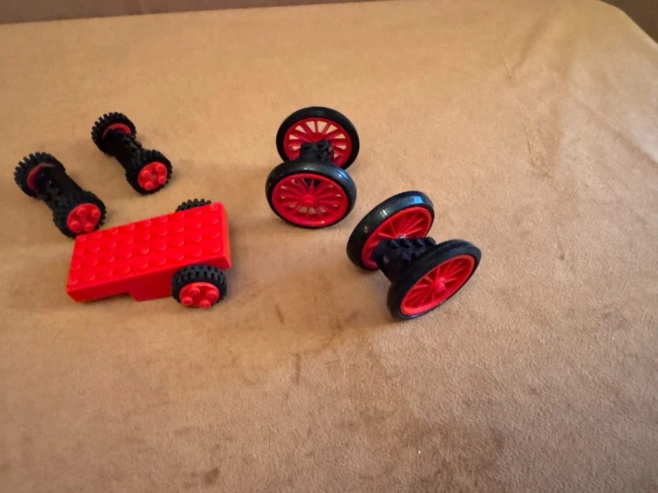 636 LEGO 1990s Vintage 9 x 4 pullback motor and axel wheels lot large spoked 818 - Image 3 of 4