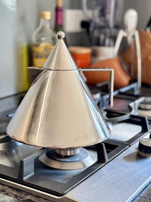 Alessi ''Il Conico'' Wasserkocher mit Herdplatte von Aldo Rossi in poliertem Edelstahl