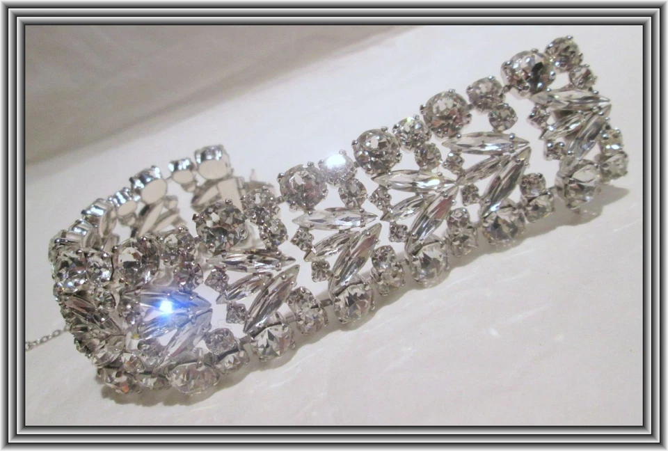 PULSERA SHERMAN - COLOR CLARO - 1.25" WD TRIPLE HOJA MARQUESA MOTIVO RACIMO SIN RESERVA Foto 4 de 4