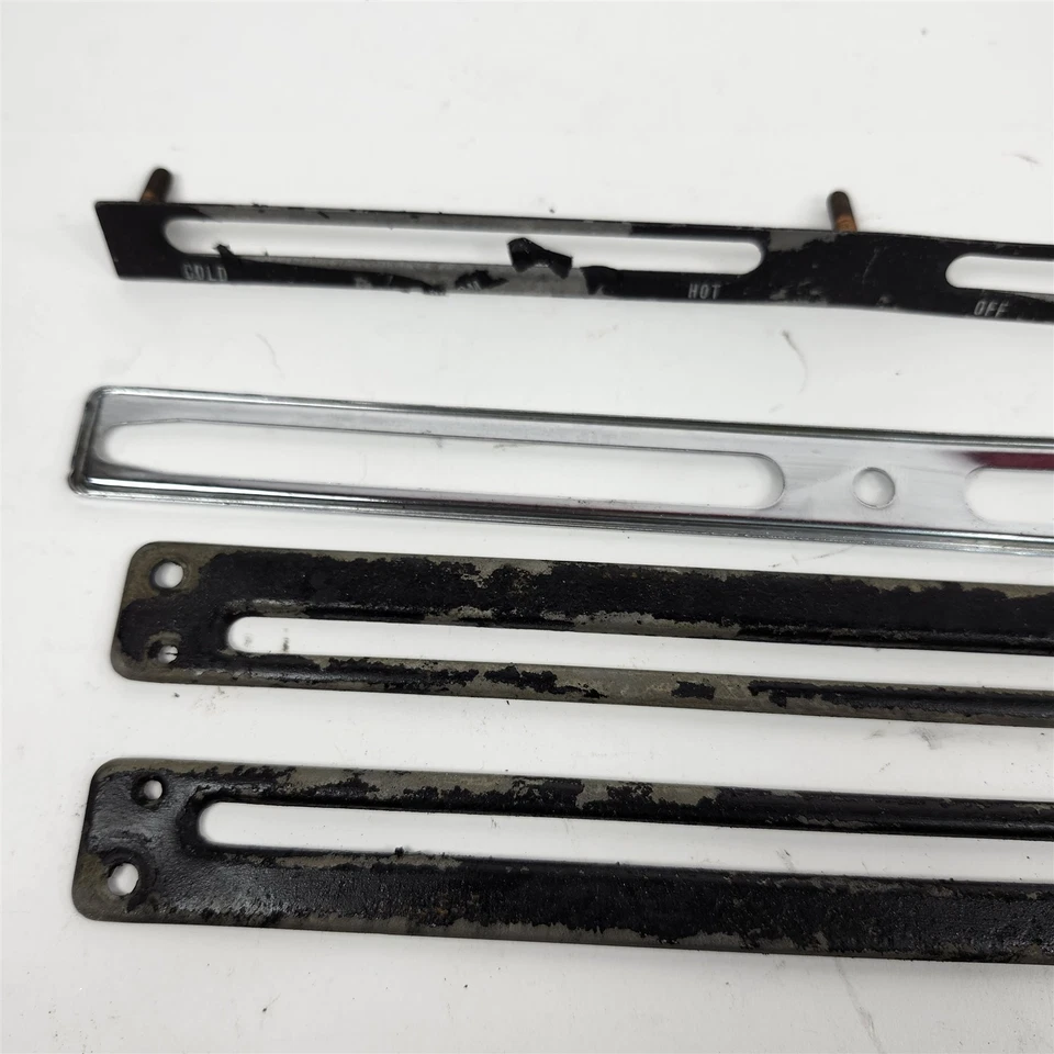 Lote Original Sunbeam Alpine de Pequeñas Piezas de Salpicadero Desoxidadas para Reparación, Restauración Foto 2 de 4