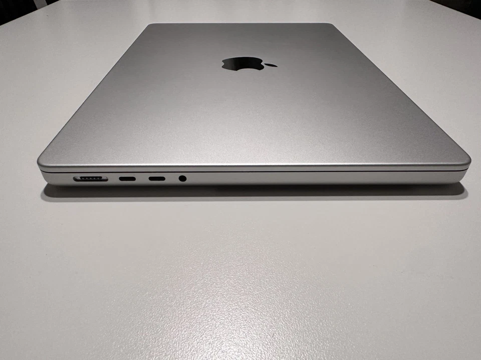 APPLE MACBOOK PRO 14" 2023 M2 PRO SSD 512 GB RAM 16 GB Sequoia GRADO A Silver, foto 3 di 5