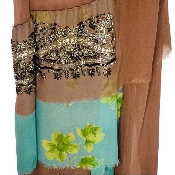 Túnica única en su clase con cuentas de seda patrón mixto en color topo Foto 3 de 4