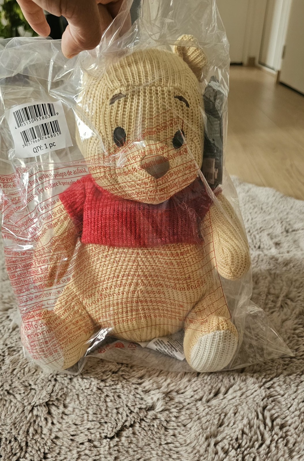 Peluche Winnie l'Ourson en tricot de coton bio avec sa clé collector miel