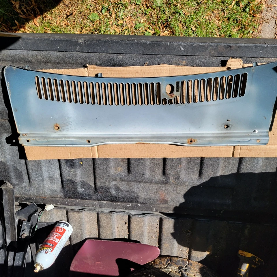 MAZDA RX7 FB GSL 1984-1985 LIMPIAPARABRISAS CUBIERTA CENTRAL MONTAJE REJILLA Foto 2 de 4