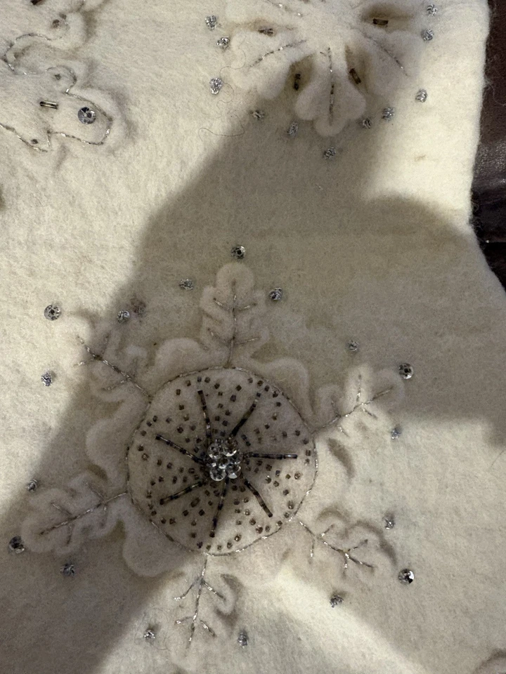 Medias de Navidad de terciopelo con cuentas adornadas Pottery Barn copo de nieve Foto 2 de 4