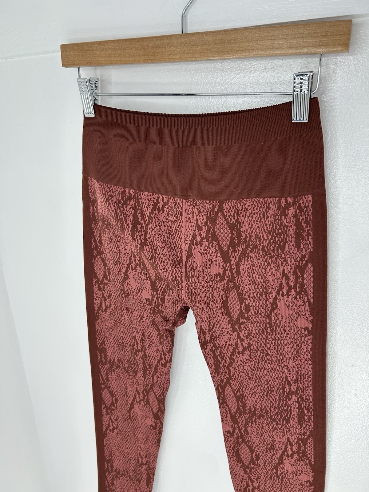 Fabletics Performance Leggings Size Medium Seamle… - image 8