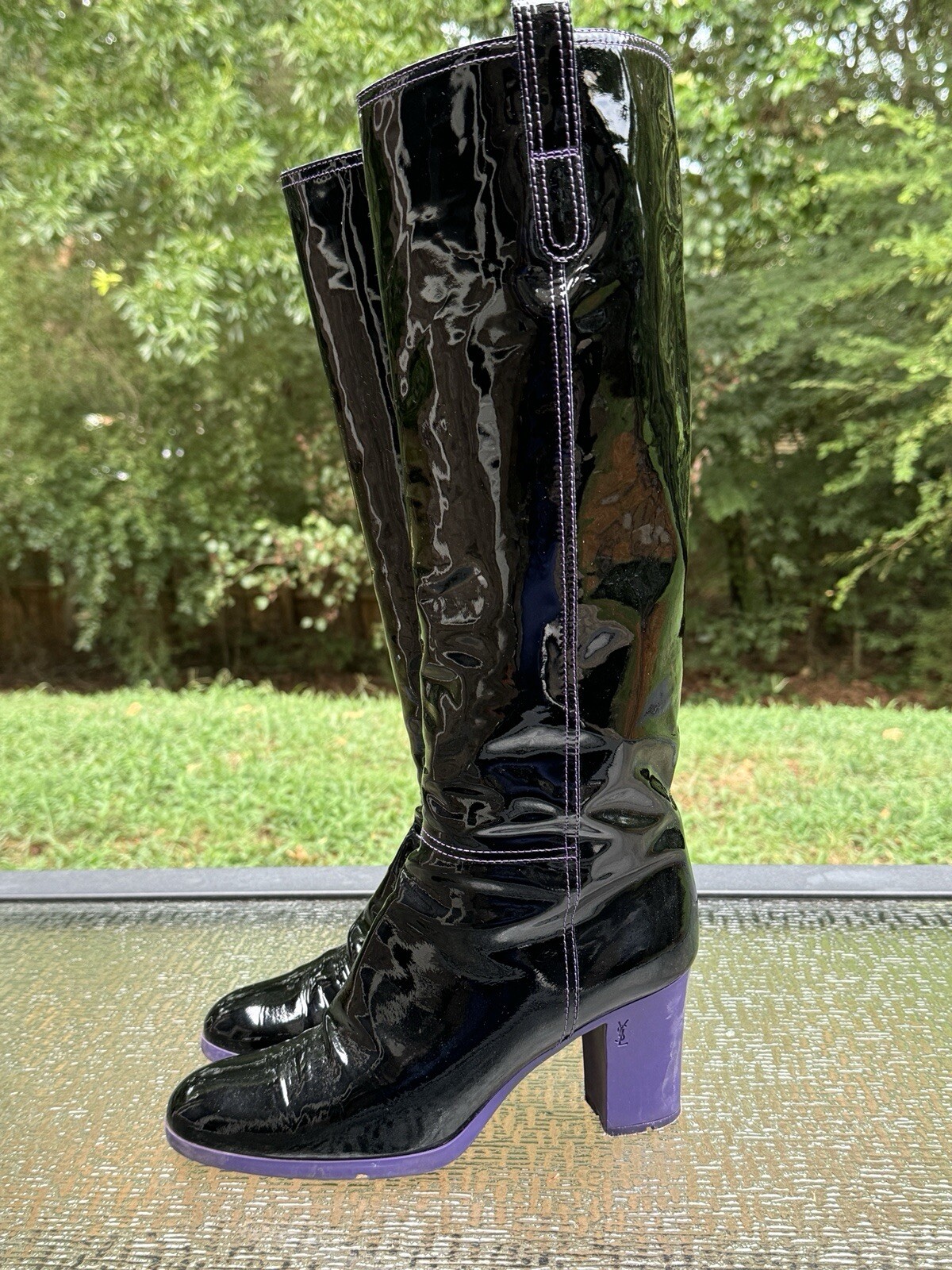 Yves Saint Laurent YSL donna taglia 40 al ginocchio vernice pelle viola lucido