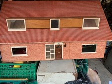 DOLLS HOUSE.LARGE WOOD DOLLS HOUSE.120 x 70 x 70cm. LIFT UP ROOF.SLID OUT REAR