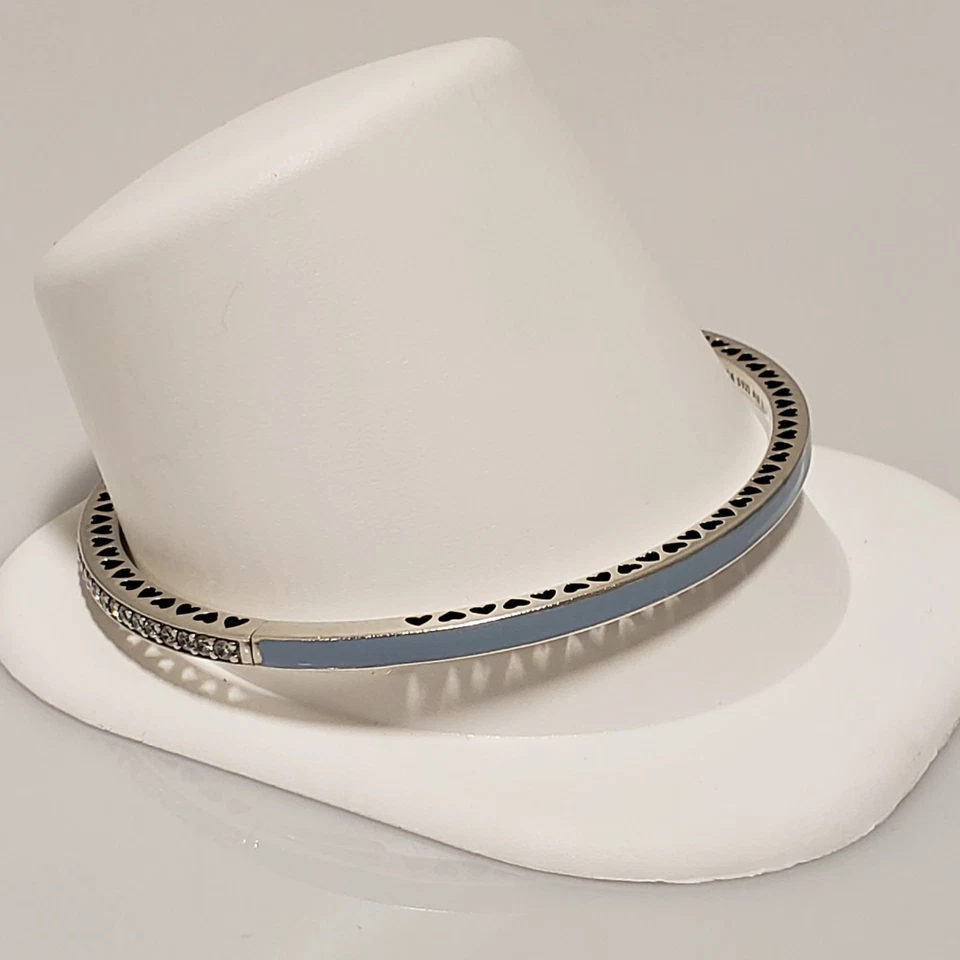 Brazalete Pandora Plata Esterlina Corazones Radiantes Azul Claro Esmalte 590537EN13 7.9" Foto 4 de 4