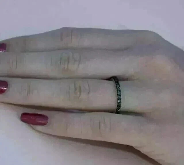 Anillo de eternidad completo redondo simulado de diamantes negros de 2 quilates enchapado en oro blanco de 14 k Foto 2 de 4