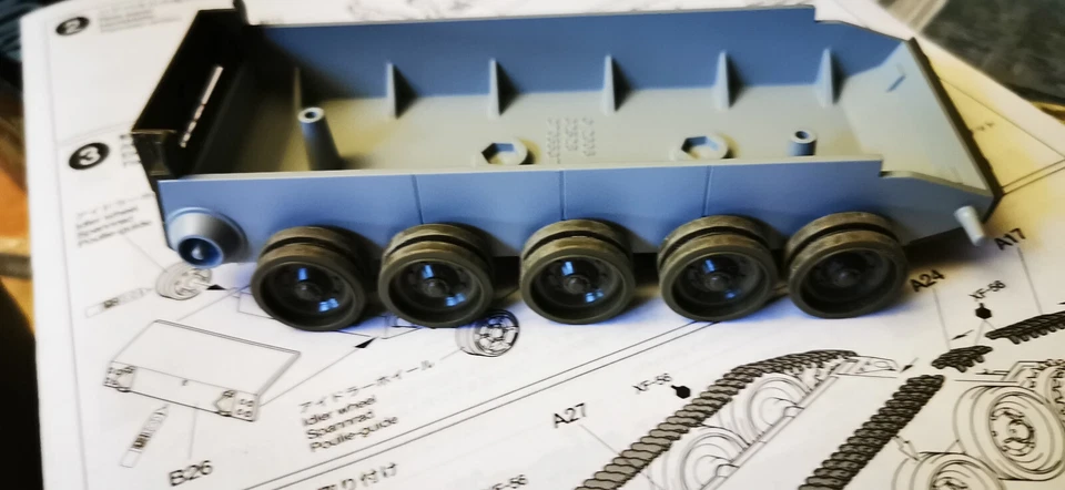 TAMIYA Cromwell Mk4 scala 1/48 + tk resina torre con foglie parzialmente montato - Immagine 2 di 4