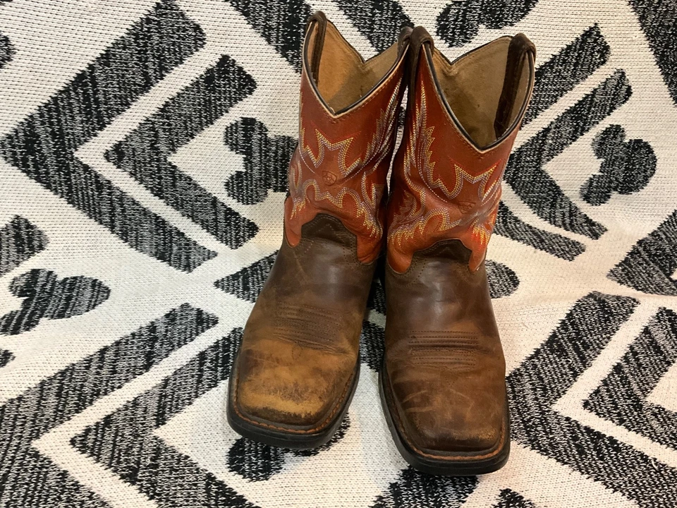 ARIAT DARK BROWN LEATHER COWGIRL BOOTS. SIZE 5 - Image 4 of 4